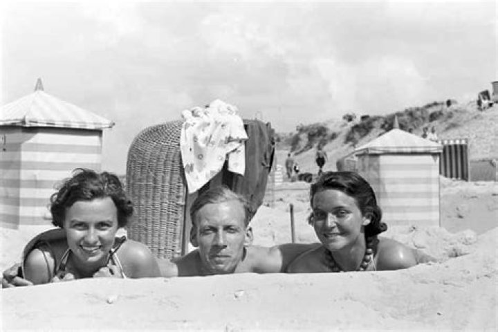 35 Vintage Photos That Show What a Beach Day Used to Look Like