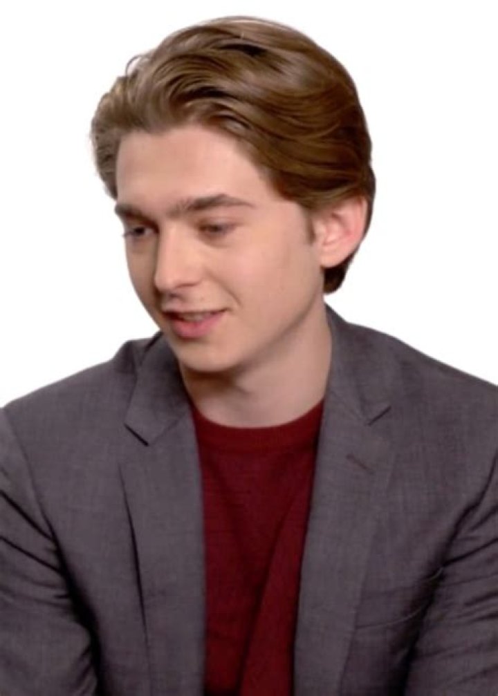 Austin Abrams Height, Weight, Age, Girlfriend, Family, Facts, Biography