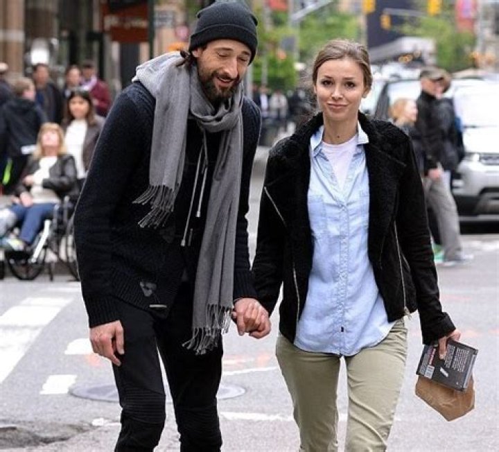 Award winning actor Adrien Brody dating a hot girlfriend; Are they engaged yet? What about previous marriage or a wife? Dating history.