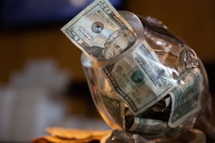 Bartender Sparks Heated Debate by Admitting "Big Tippers Get Priority"