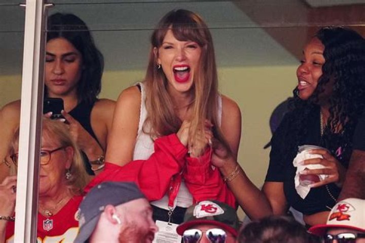 Does Taylor Swift Wear a Retainer? A Guide To Taylor's Teeth