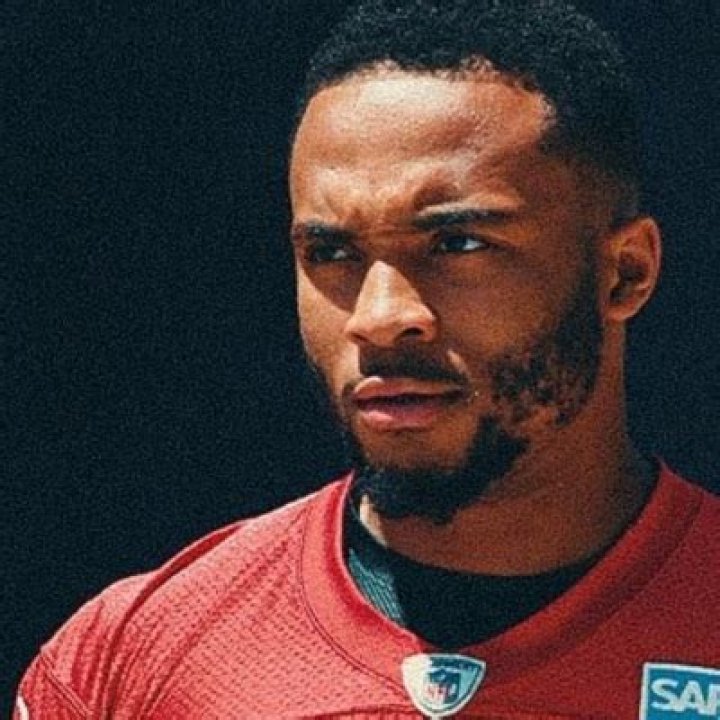 Elijah Mitchell Bio, Age, Net Worth, Salary, NFL, Wife, & Children