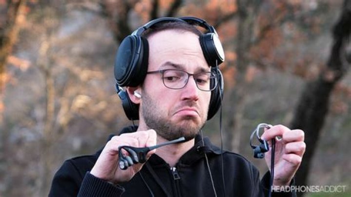 Ex-TSA Agent Warns Not to Wear Headphones in the Security Line—Here's Why