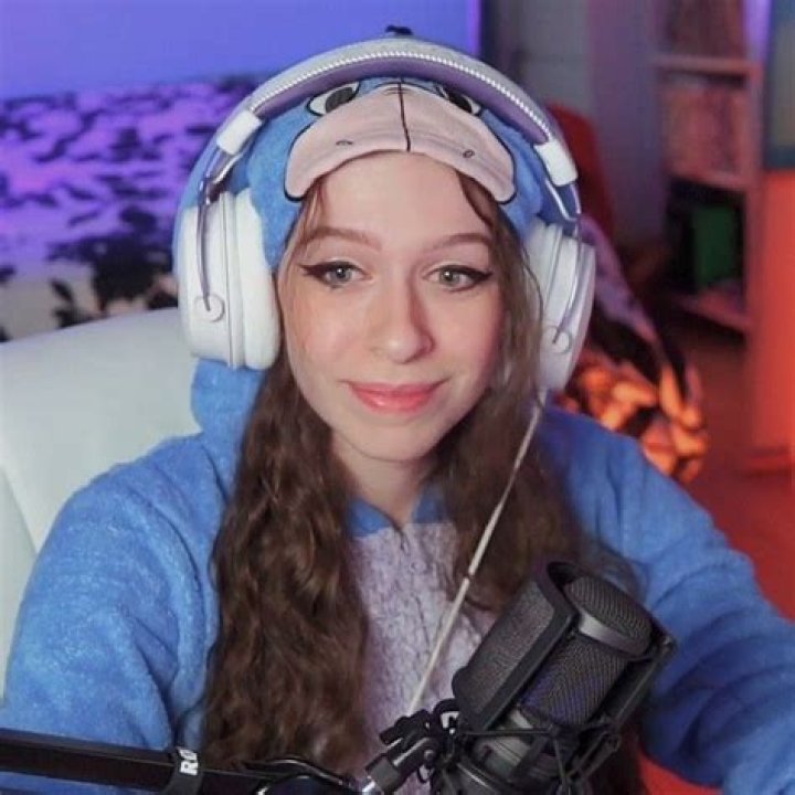 Hannahxxrose net worth, income and estimated earnings of Youtuber channel