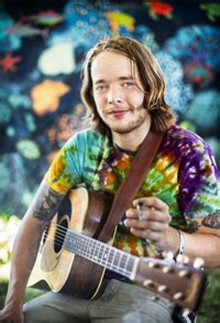 Hire Billy Strings for a Corporate Event or Performance Booking.