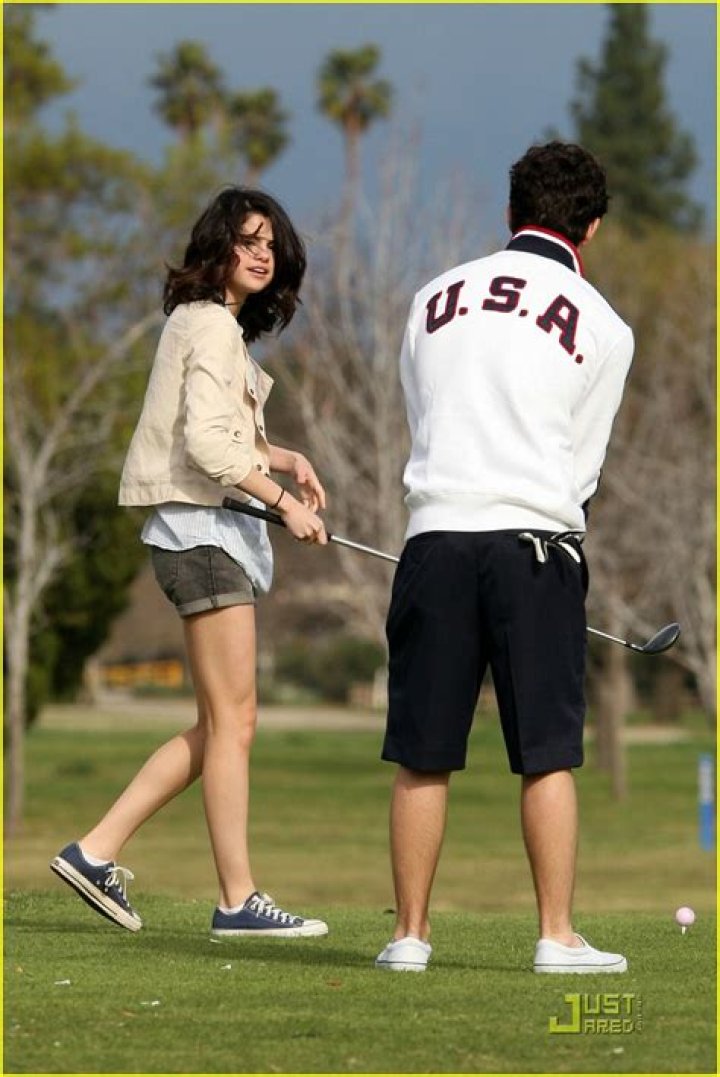 Is Selena Gomez Right or Left-Handed?