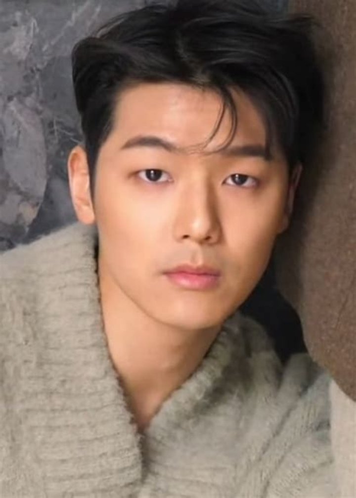 Kang Min-hyuk Height, Weight, Age, Girlfriend, Biography, Family, Facts