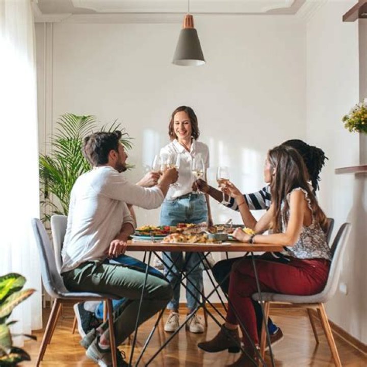 The 6 Best Home Scents If You're Having Guests Over, Experts Say