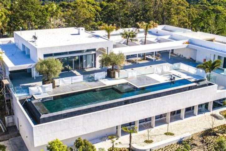 Where Does Chris Hemsworth Live?