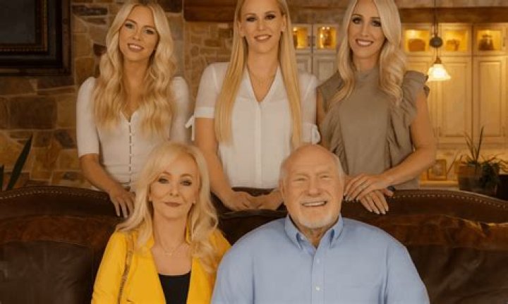 Who is Douglas Robb Dating Now