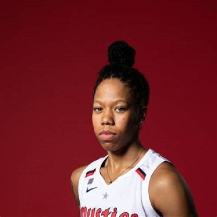 WNBA Point Guard Sug Sutton Bio (Net Worth, Salary, Contract, WNBA Career, & Dating)