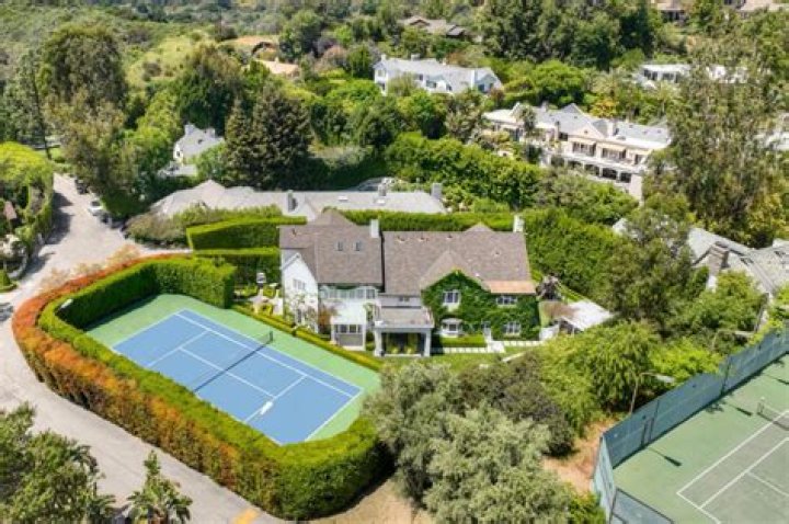 Zoe Saldaña Seeks $16.5 Million For Beverly Hills Mansion